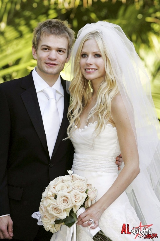 is avril lavigne married. Avril Lavigne married the