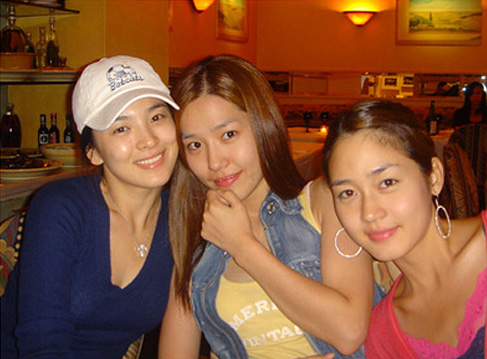 Photo of Song Hye-kyo  & her friend Lee Jin